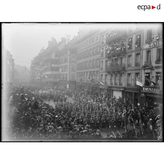 Strasbourg. Troupes défilant dans les rues. [légende d'origine]