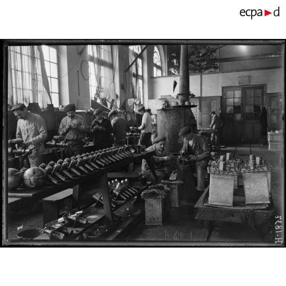 Toulon. Atelier des mines et grenades. Détail de quelques pièces de grenades sous-marines. [légende d'origine]