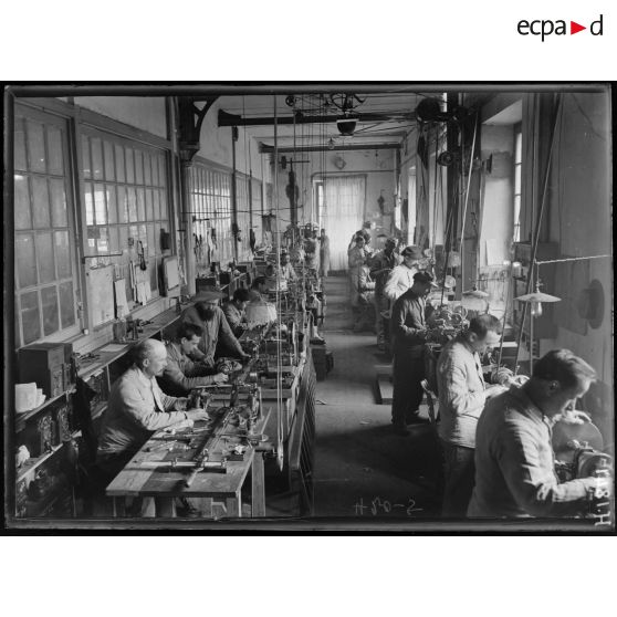 Toulon. Atelier des torpilles. Confection de gyroscopes. [légende d'origine]