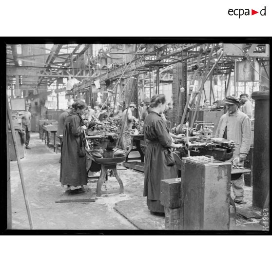 Toulon. Atelier des machines. Tours révolvers automatiques. [légende d'origine]