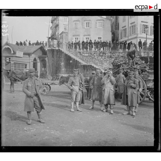 Corfou. Soldats serbes en corvée. [légende d'origine]