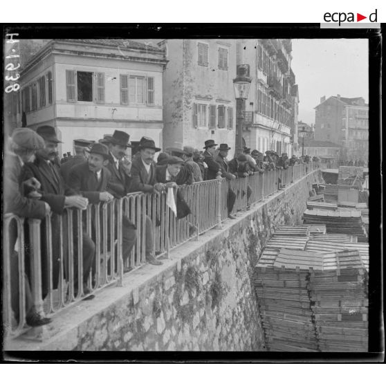 Corfou. Habitants de Corfou regardant travailler les soldats serbes. [légende d'origine]