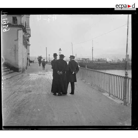 Corfou. L'amiral de Gueydon et Monseigneur Bolo, aumônier de la 1ere division légère. [légende d'origine]