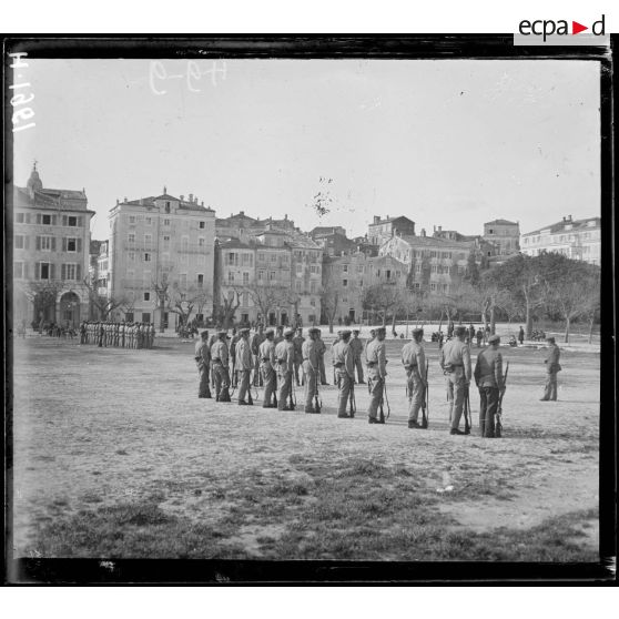 Corfou. L'esplanade. Soldats grecs à l'exercice. [légende d'origine]