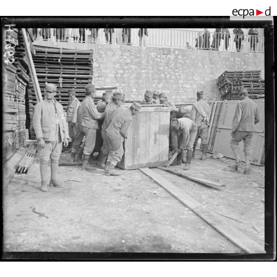 Serbes travaillant dans le port de Corfou. [légende d'origine]