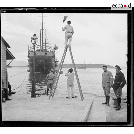 En rade de Corfou. Signaux à main au Waldeck-Rousseau. [légende d'origine]