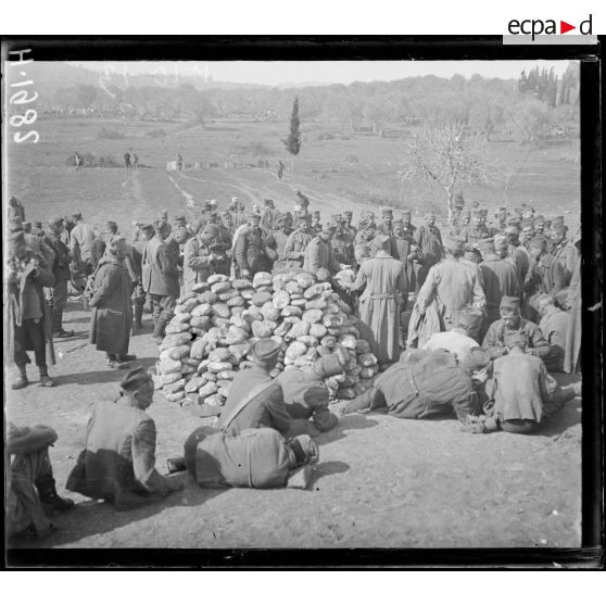 Govino. Distribution de pain aux soldats serbes. [légende d'origine]