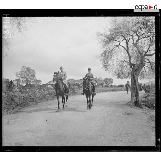 Govino. Le général de Montdésir visite le camp. [légende d'origine]