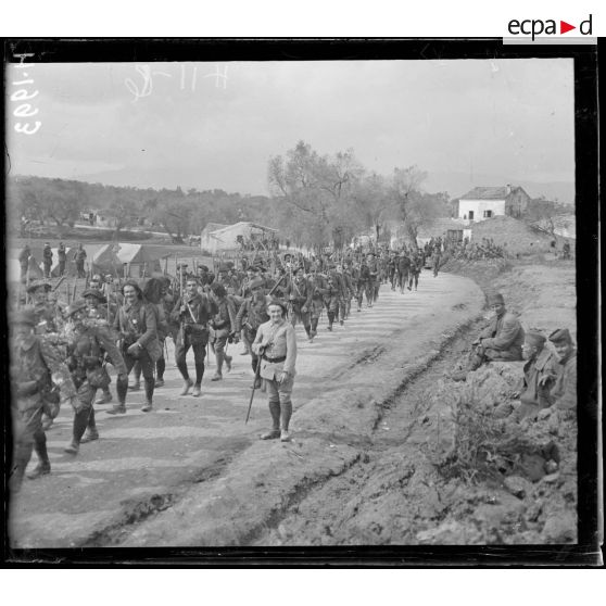 Govino. La 5e Compagnie du 6e Régiment de chasseurs alpins effectuant une marche. [légende d'origine]