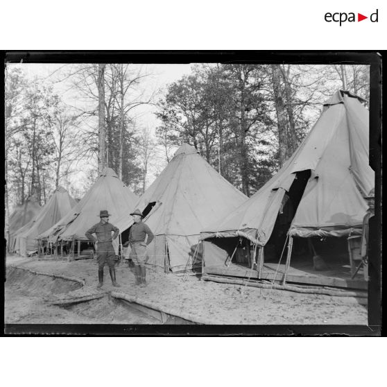 Près de Saint Dizier, Haute Marne. Exploitation forestière américaine. Campement en pleine forêt. [légende d'origine]