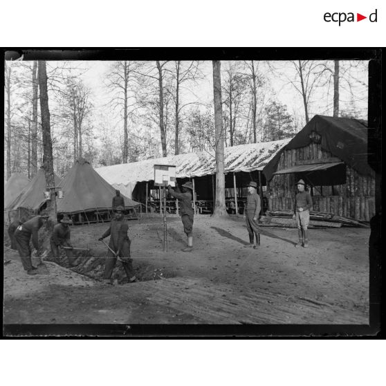 Près de Saint Dizier, Haute Marne. Exploitation forestière américaine. L'affichage du communiqué. [légende d'origine]