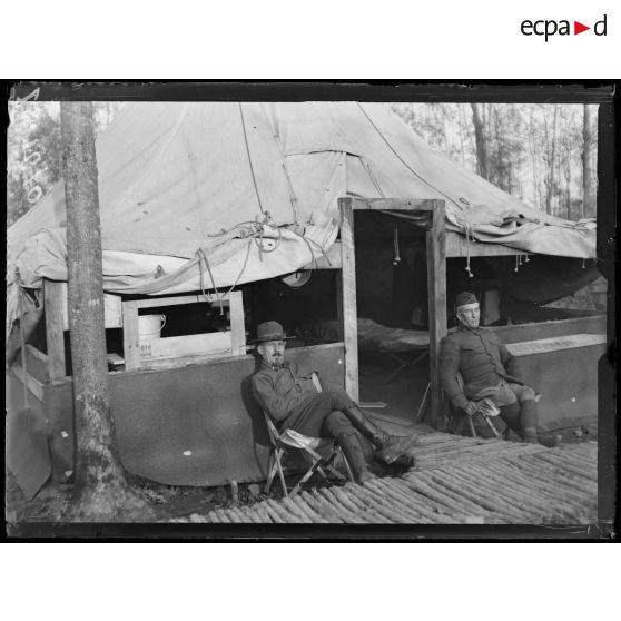 Près de Saint Dizier, Haute Marne. Exploitation forestière américaine. Officiers devant leur tente. [légende d'origine]