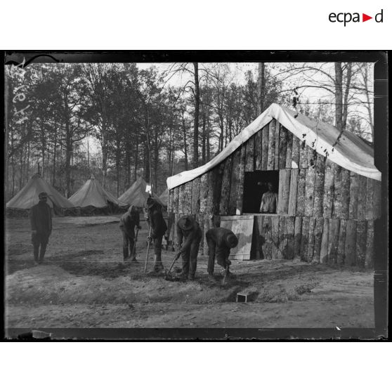 Près de Saint Dizier, Haute Marne. Exploitation forestière américaine. Travaux de campement. [légende d'origine]