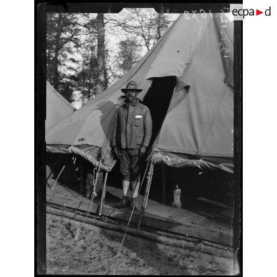 Près de Saint Dizier, Haute Marne. Exploitation forestière américaine. Type de sous-officier noir américain. [légende d'origine]