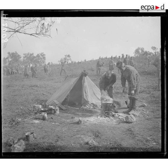 Corfou. Camp d'Ipsos. Campement du 23e d'Infanterie (division Vardar). Cuisines d'officiers. [légende d'origine]