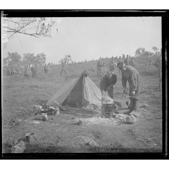 Corfou. Camp d'Ipsos. Campement du 23e d'Infanterie (division Vardar). Cuisines d'officiers. [légende d'origine]