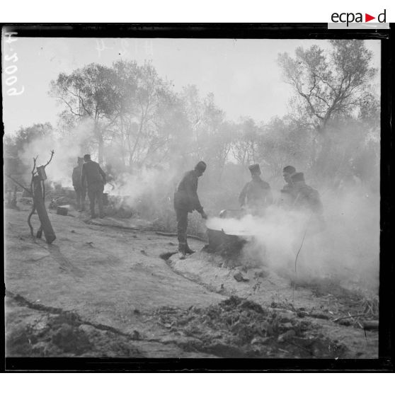 Corfou. Camp d'Ipsos. Campement du 23e d'Infanterie (division Vardar). Cuisine de soldats. [légende d'origine]