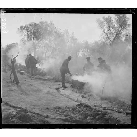 Corfou. Camp d'Ipsos. Campement du 23e d'Infanterie (division Vardar). Cuisine de soldats. [légende d'origine]