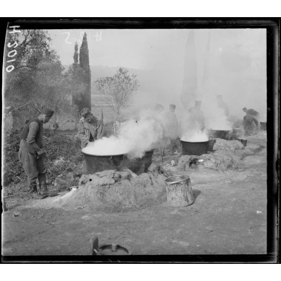 Corfou. Camp d'Ipsos. Campement du 23e d'Infanterie (division Vardar). Cuisine de soldat.  [légende d'origine]