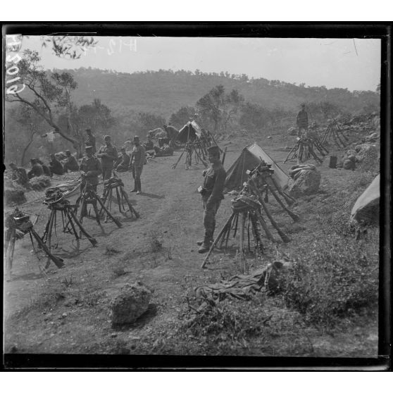 Corfou. Camp d'Ipsos. Campement du 6e Régiment d'Infanterie (division de la Morava). [légende d'origine]