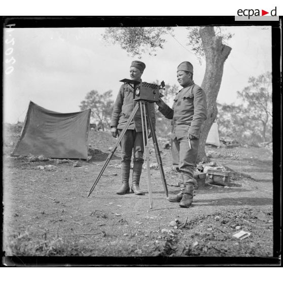 Corfou. Camp d'Ipsos. Appareil de télégraphie optique de la division de la Morava. [légende d'origine]