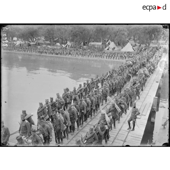 Moraitika. Embarquement des troupes d'artillerie de montagne (division du Timok) sur l'appontement. [légende d'origine]