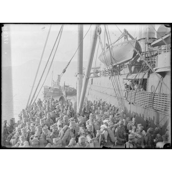 Rade de Govino. Troupes du 16e Régiment de la Morava embarquant sur l'Australien. [légende d'origine]