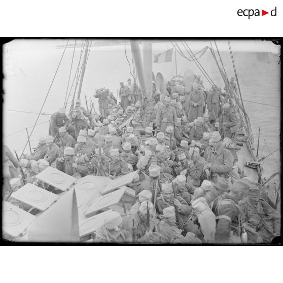 Rade de Govino. Troupes serbes du troisième ban (division de la Morava) sur le pont du Miquelon. [légende d'origine]