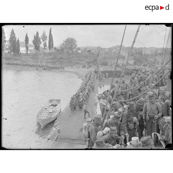 Rade de Govino. Troupes serbes du troisième ban (division de la Morava) sur le pont du Miquelon. [légende d'origine]