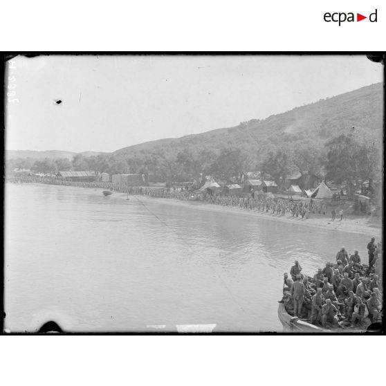 Moraitika. Compagnies serbes de GOA (division de Schoumadia) massées sur la plage attendant leur tour d'embarquer. [légende d'origine]