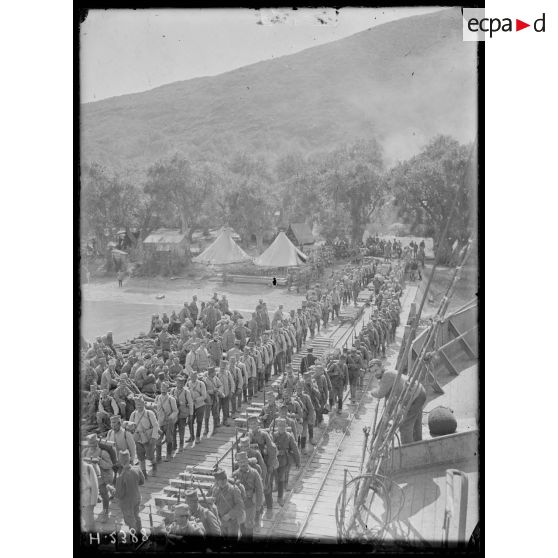 Moraitika. Compagnies serbes de GOA (division de Schoumadia) sur l'appontement en train d'embarquer. [légende d'origine]