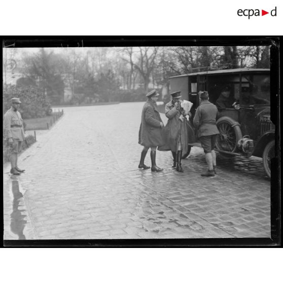 Versailles. Trianon Palace. Arrivée des délégués anglais. [légende d'origine]