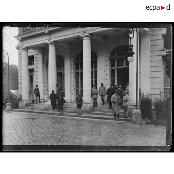 Versailles. Les plénipotentiaires allemands à la conférence de paix. Le pérystyle du Trianon Palace. [légende d'origine]