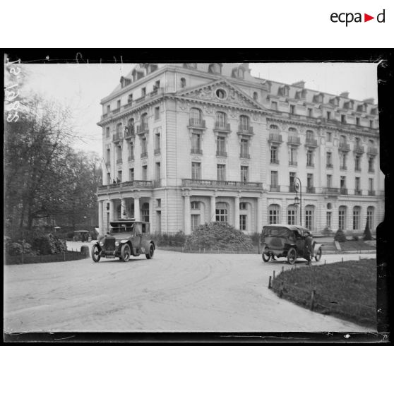 Versailles. Le Trianon Palace. [légende d'origine]