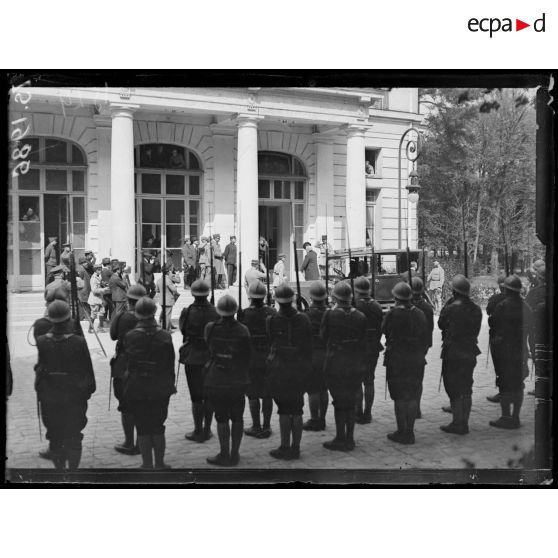 Versailles. Le Trianon Palace. Arrivée de Mr Balfour. [légende d'origine]