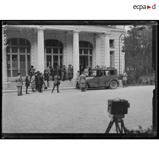 Versailles. Le Trianon Palace. Arrivée de Mr Paderewsky. [légende d'origine]