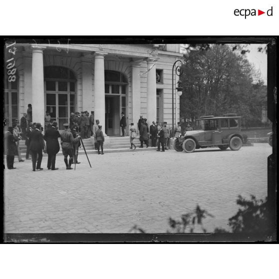 Versailles. Le Trianon Palace. Arrivée des plénipotentiaires allemands. [légende d'origine]