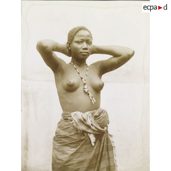 [Portrait d'une jeune femme africaine au buste dénudé, s.d.]