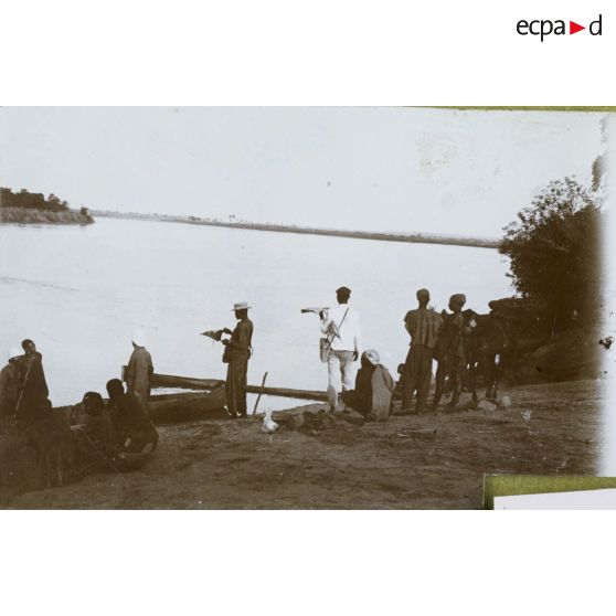 [Population africaine sur le bord d'un fleuve non identifié, s. d.]