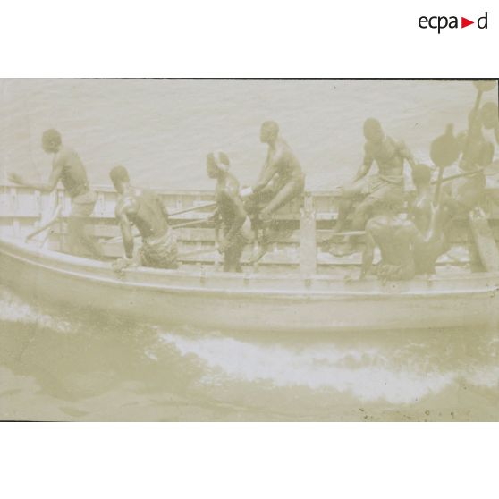 [Groupe d'Africains manoeuvrant une pirogue, s. d.]