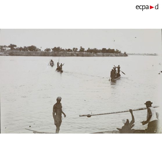 [Pirogues manœuvrées sur un fleuve par des Africains, s. d.]