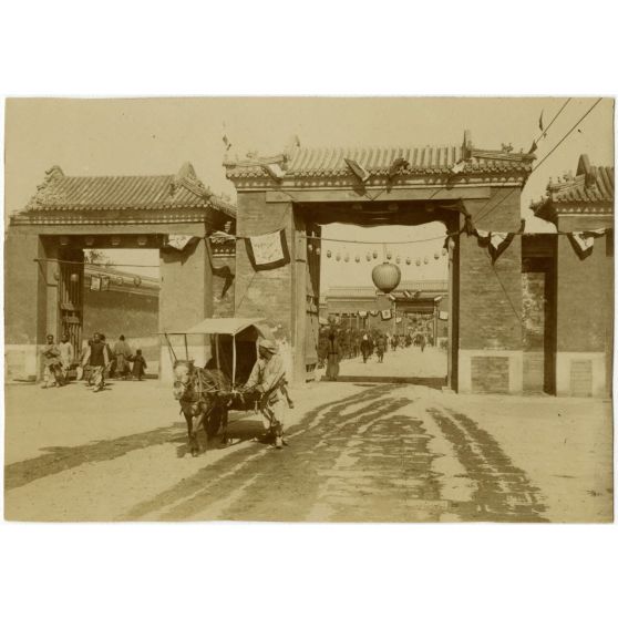 Porte de la "Cité interdite" voisine du quartier général français. [légende d'origine]