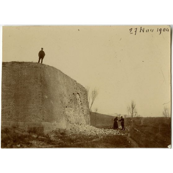 Extrémité de la Grande Muraille de Chine au bord de la mer. [légende d'origine]