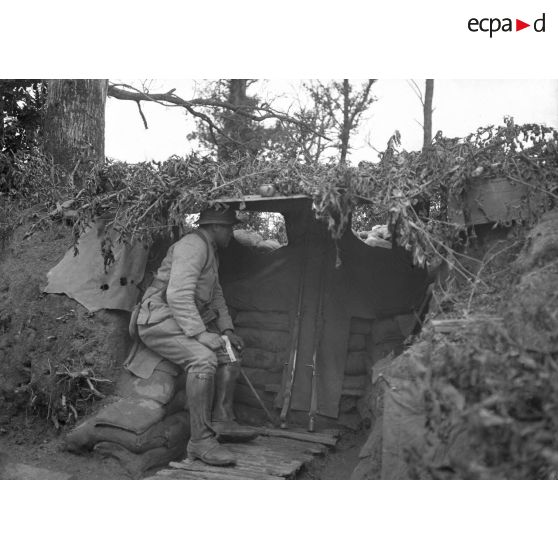 Four de Paris (Meuse). Tranchée. Bataglani. Guetteur. [légende d'origine]