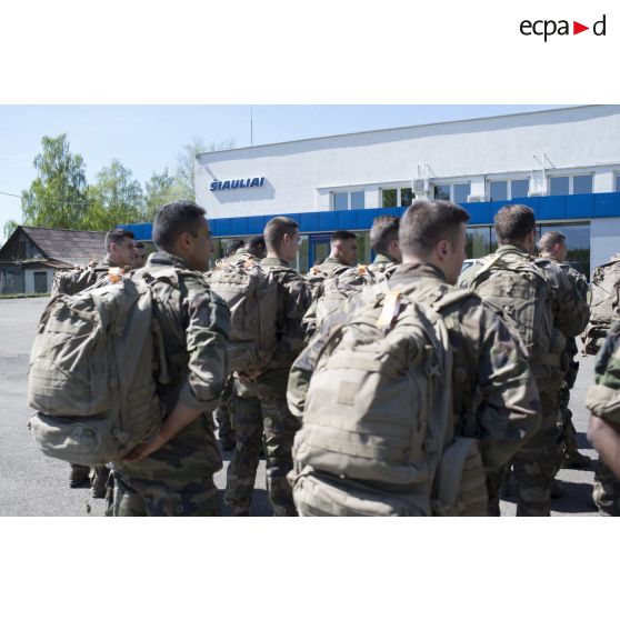 Rassemblement de soldats à leur arrivée sur l'aéroport de Siauliai, en Lituanie.