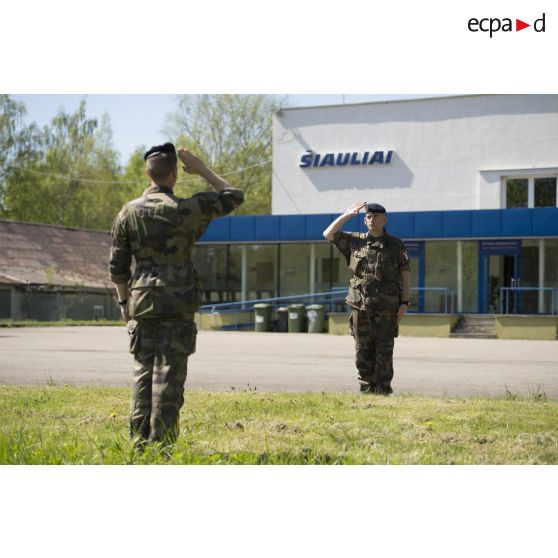 Le lieutenant-colonel Rémi Scarpa préside une revue des troupes à leur arrivée sur l'aéroport de Siauliai, en Lituanie.