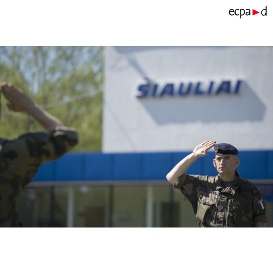 Le lieutenant-colonel Rémi Scarpa préside une revue des troupes à leur arrivée sur l'aéroport de Siauliai, en Lituanie.