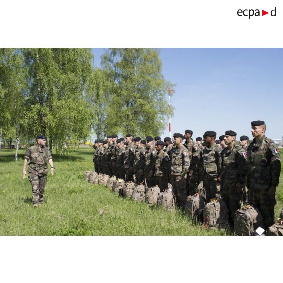 Le lieutenant-colonel Rémi Scarpa passe les troupes en revue à leur arrivée sur l'aéroport de Siauliai, en Lituanie.