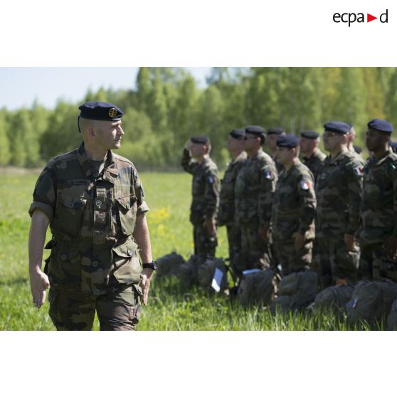 Le lieutenant-colonel Rémi Scarpa passe les troupes en revue à leur arrivée sur l'aéroport de Siauliai, en Lituanie.