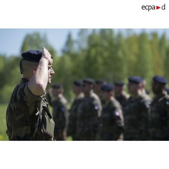 Le lieutenant-colonel Rémi Scarpa préside une revue des troupes à leur arrivée sur l'aéroport de Siauliai, en Lituanie.